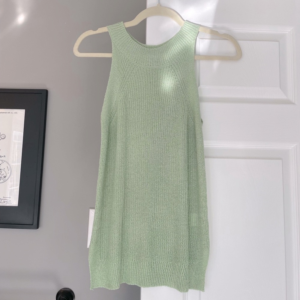 Lightweight sleeveless green shirt - Picture 2 of 2